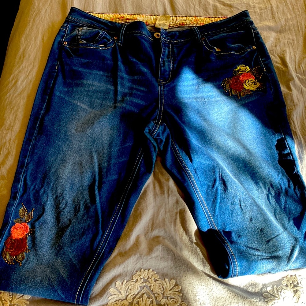 Jeans with floral embroidery